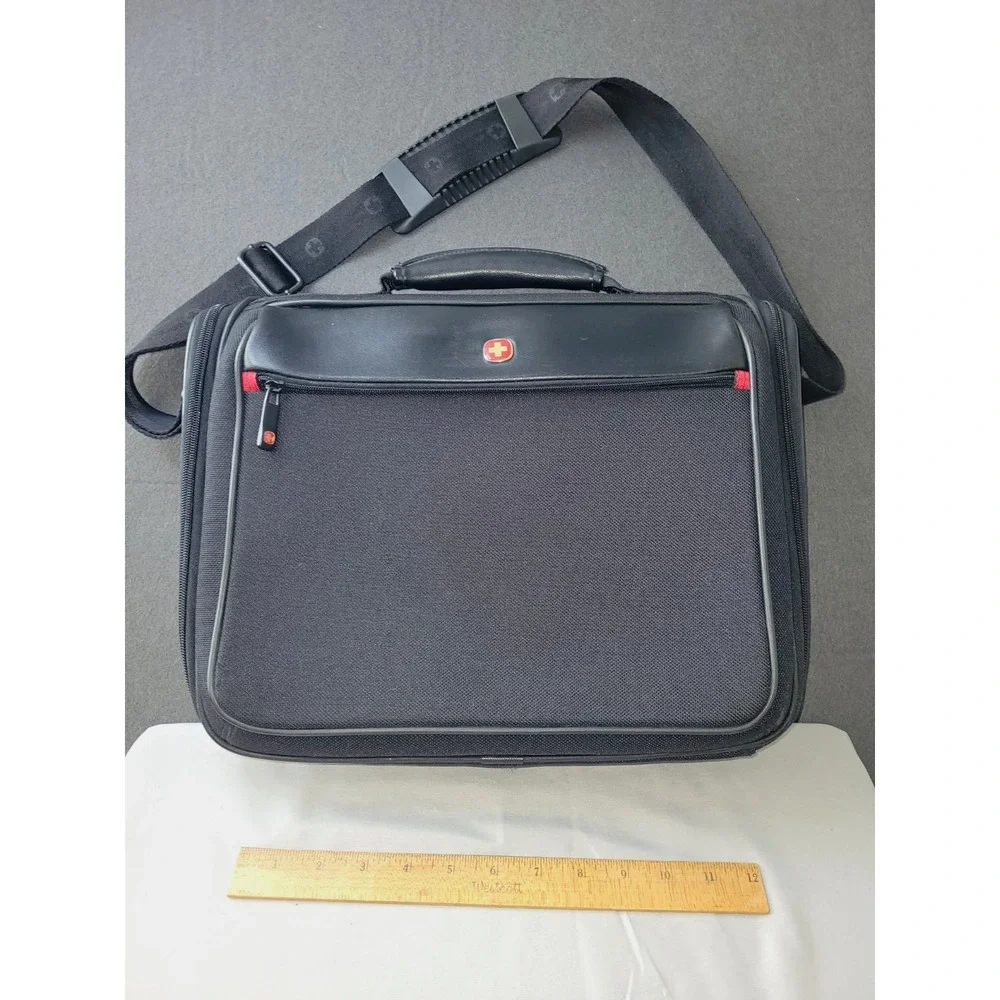 Wenger WA7482-02 15 in Padded Black Polyester/Vinyl Laptop Messenger Bag